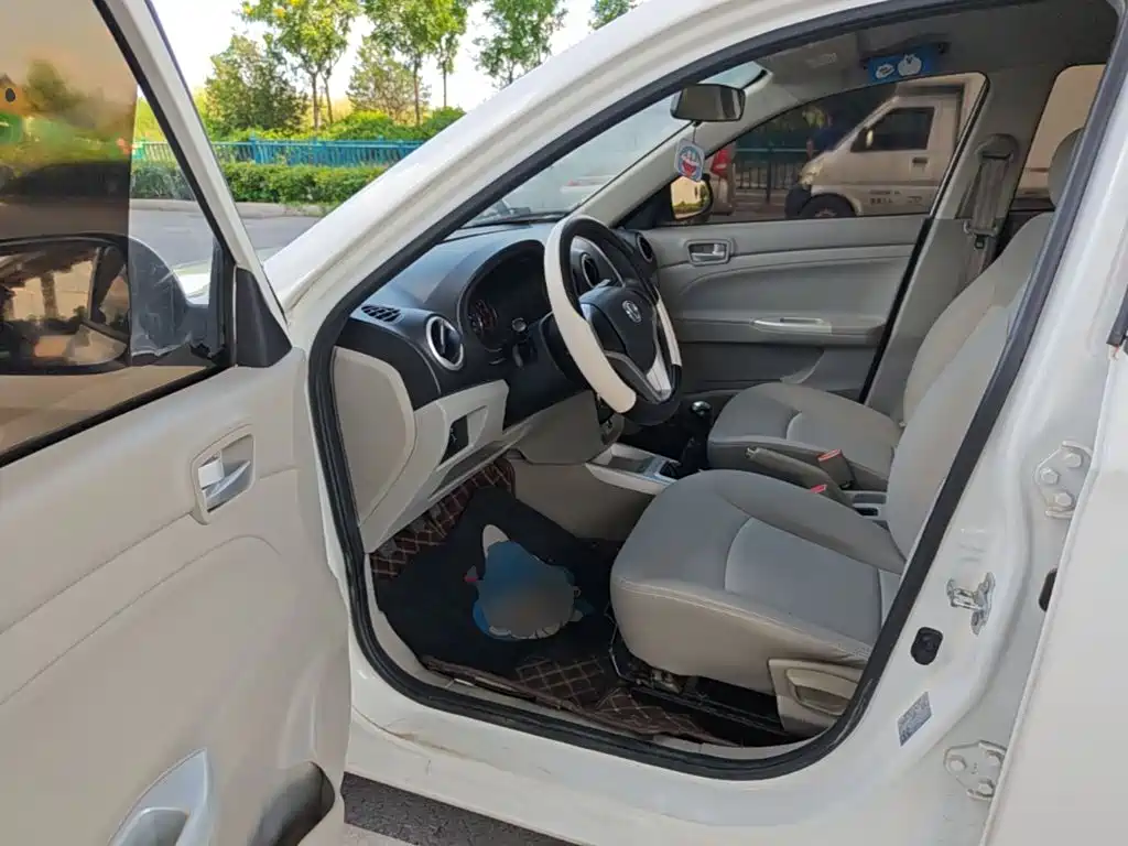 Changan Yuexiang V3 2018 — фото 16
