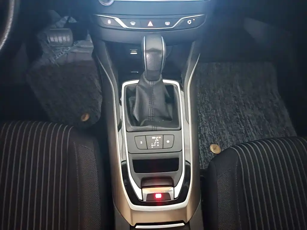 Peugeot 408 2017 — фото 14