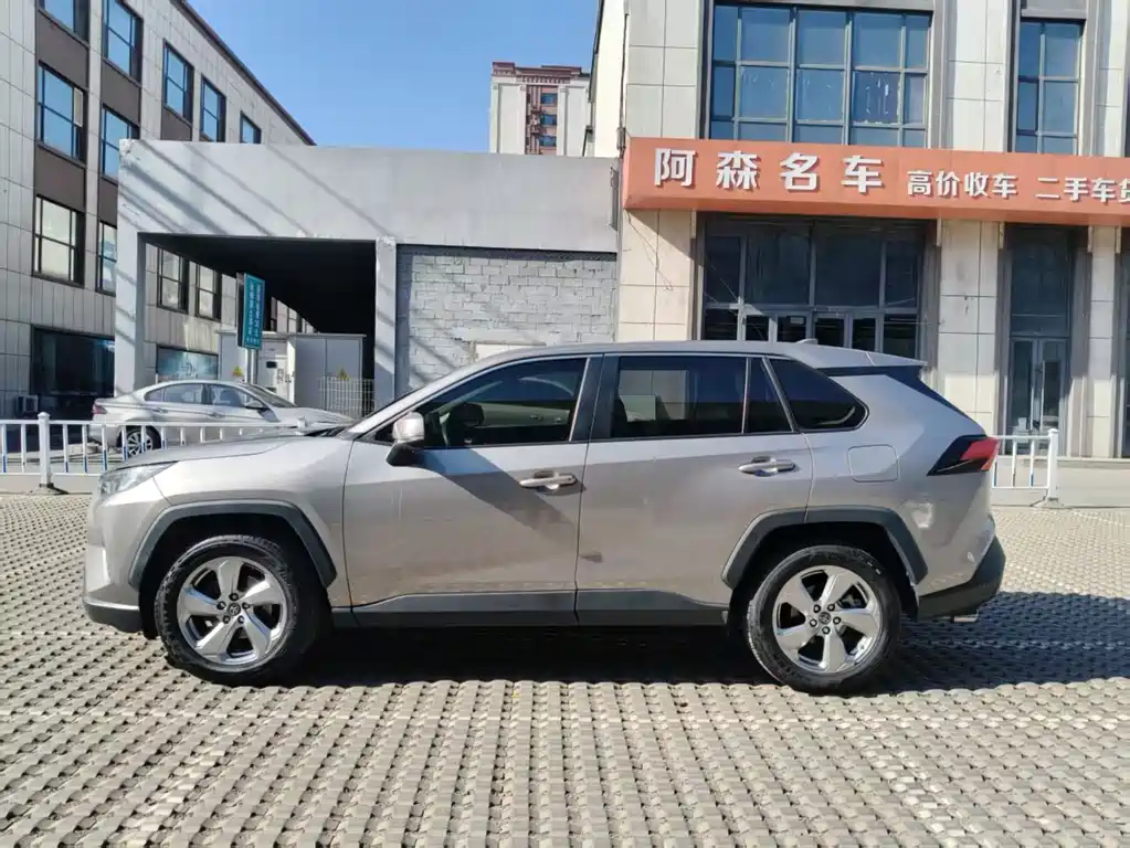 Toyota RAV4 2021 — фото 4