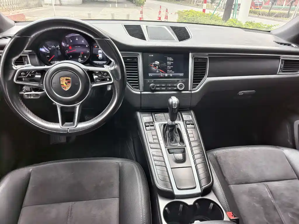 Porsche Macan 2017 — фото 12