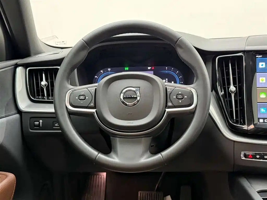 Volvo XC60 2022 — фото 26