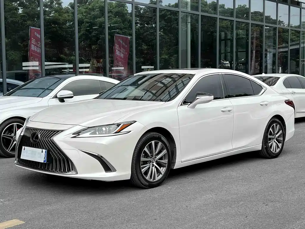 Lexus ES 2020 — фото 1