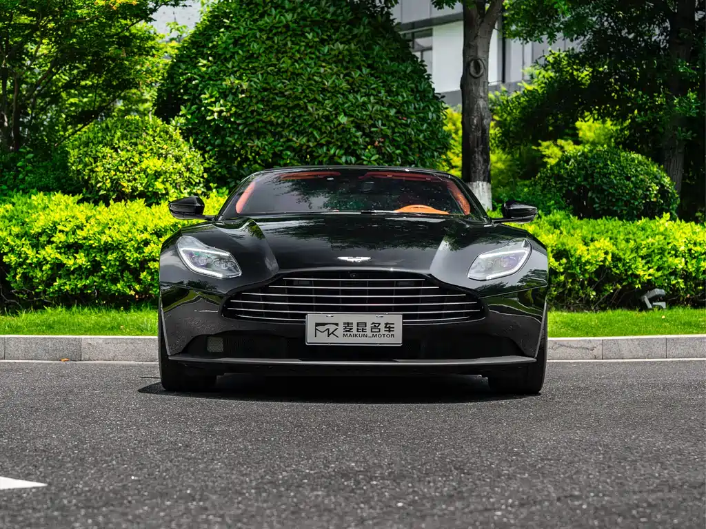 Aston Martin DB11 2023 — фото 2