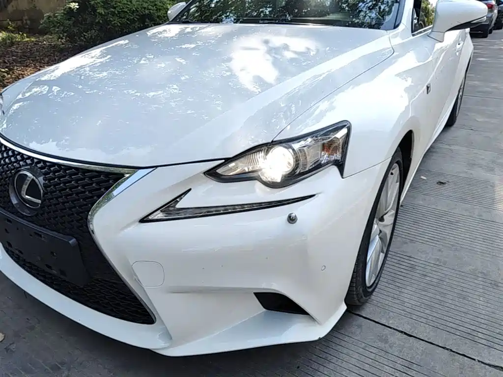 Lexus IS 2016 — фото 24