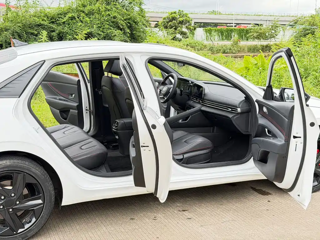 Hyundai Elantra 2023 — фото 11