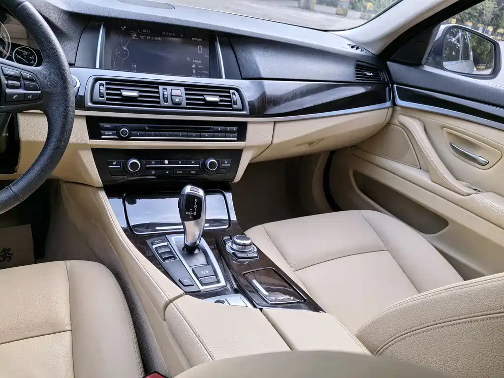 BMW 5 Series 2015 — фото 19