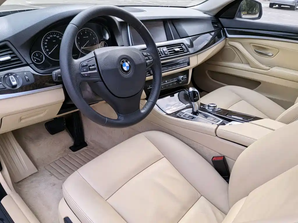 BMW 5 Series 2015 — фото 16