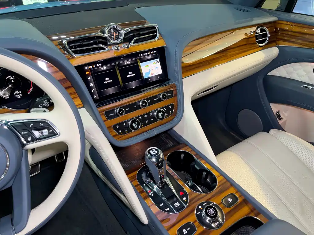 Bentley Bentayga 2023 — фото 10