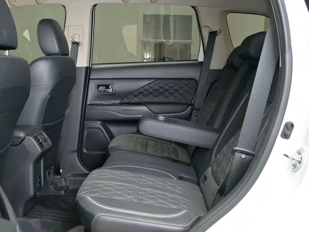 Mitsubishi Outlander 2021 — фото 11