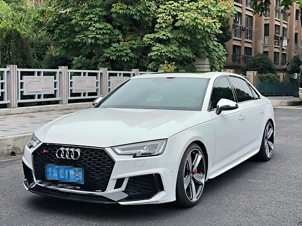 Audi A4L 2019 — фото 1