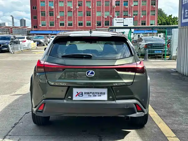 Lexus UX 2021
