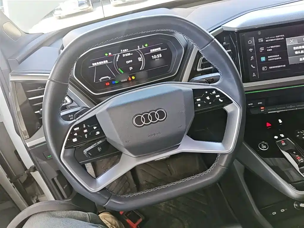 Audi Q4 e-tron 2023 — фото 11