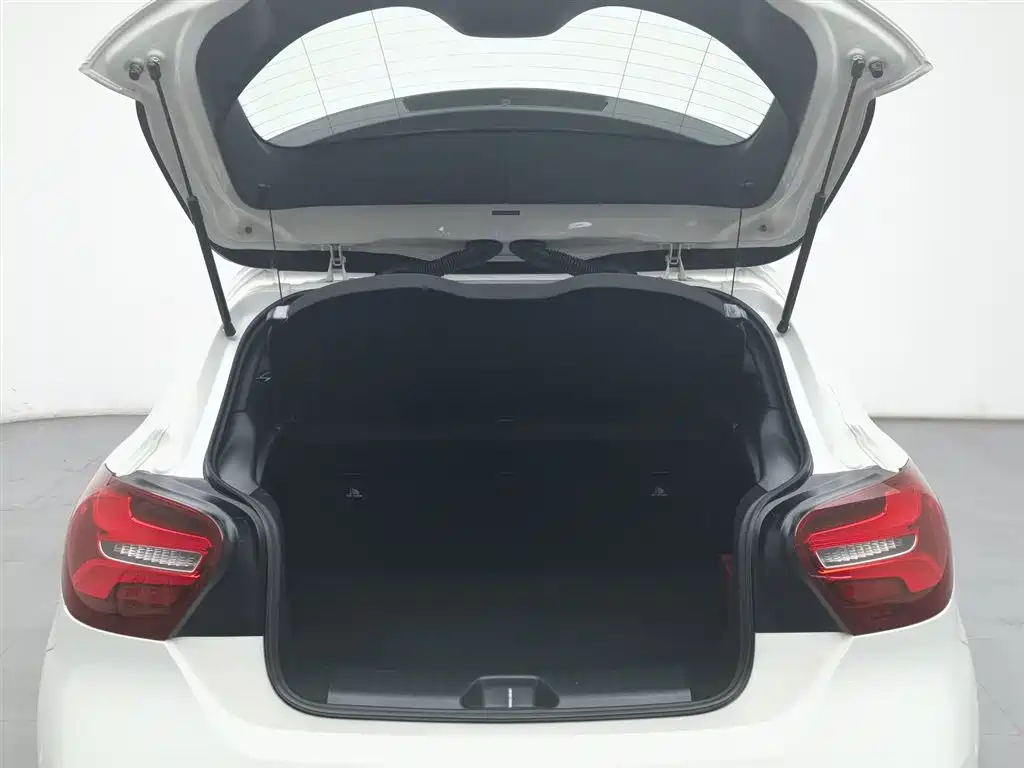 Mercedes-Benz A-Class 2018 — фото 16