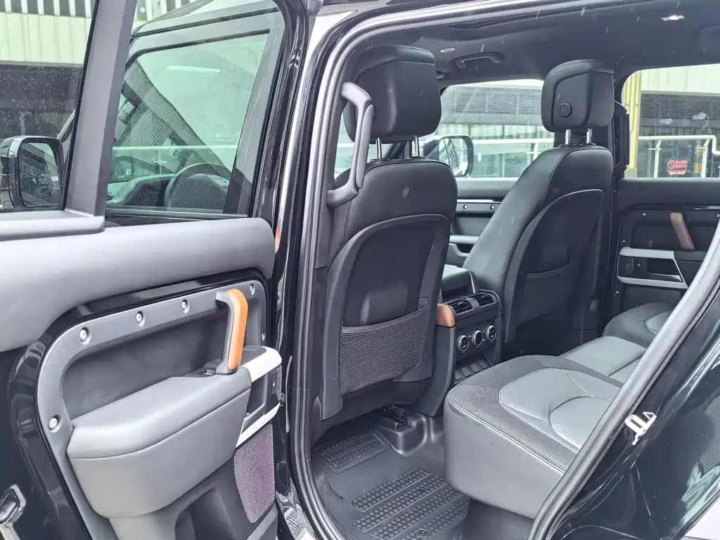 Land Rover Defender 2023 — фото 11