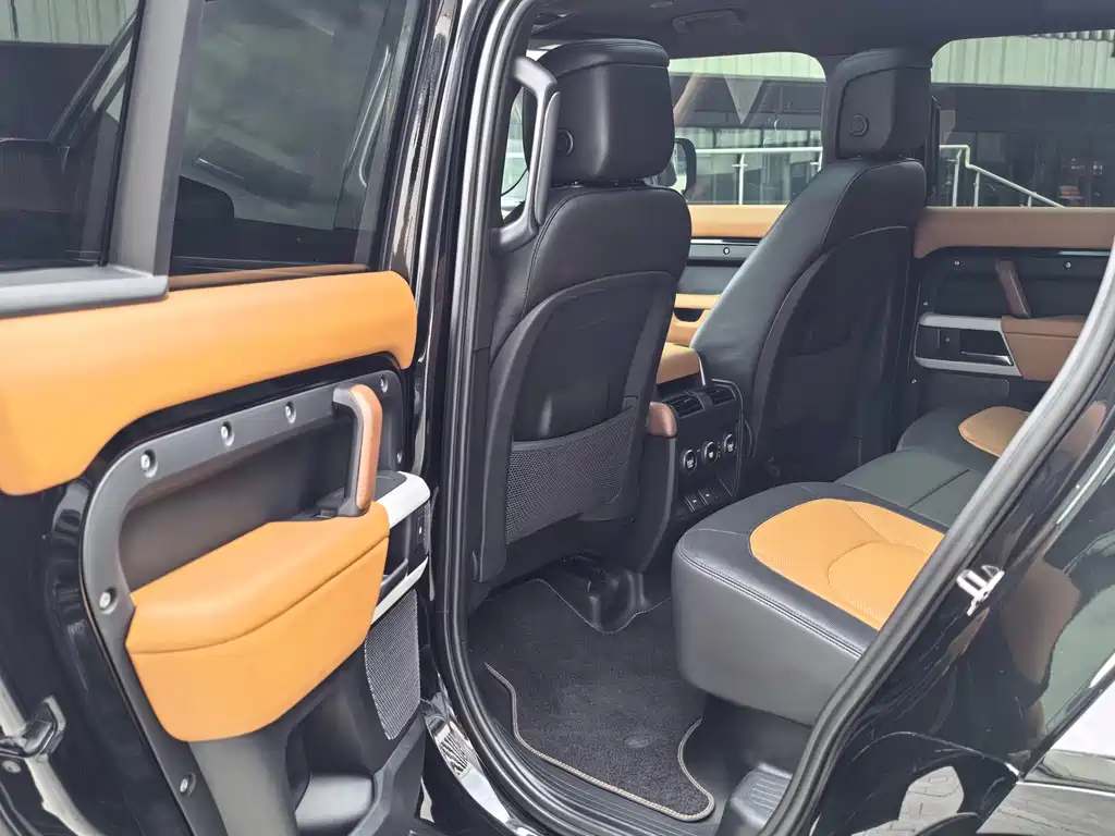 Land Rover Defender 2024 — фото 11