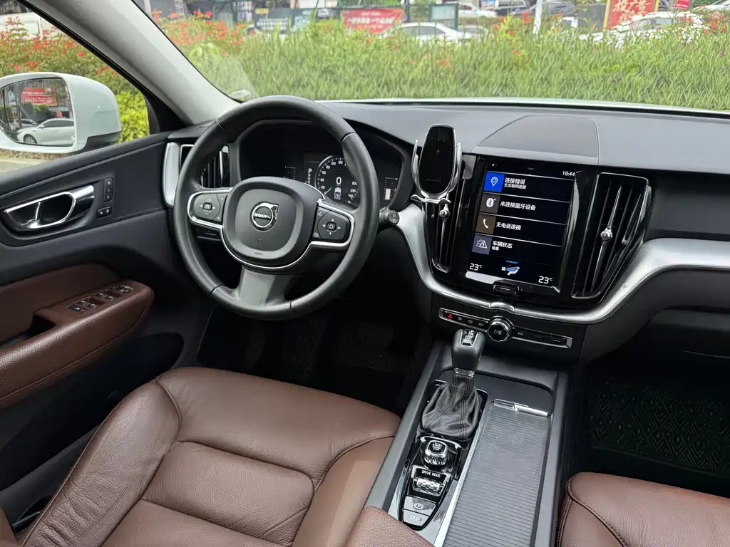 Volvo XC60 2019 — фото 16
