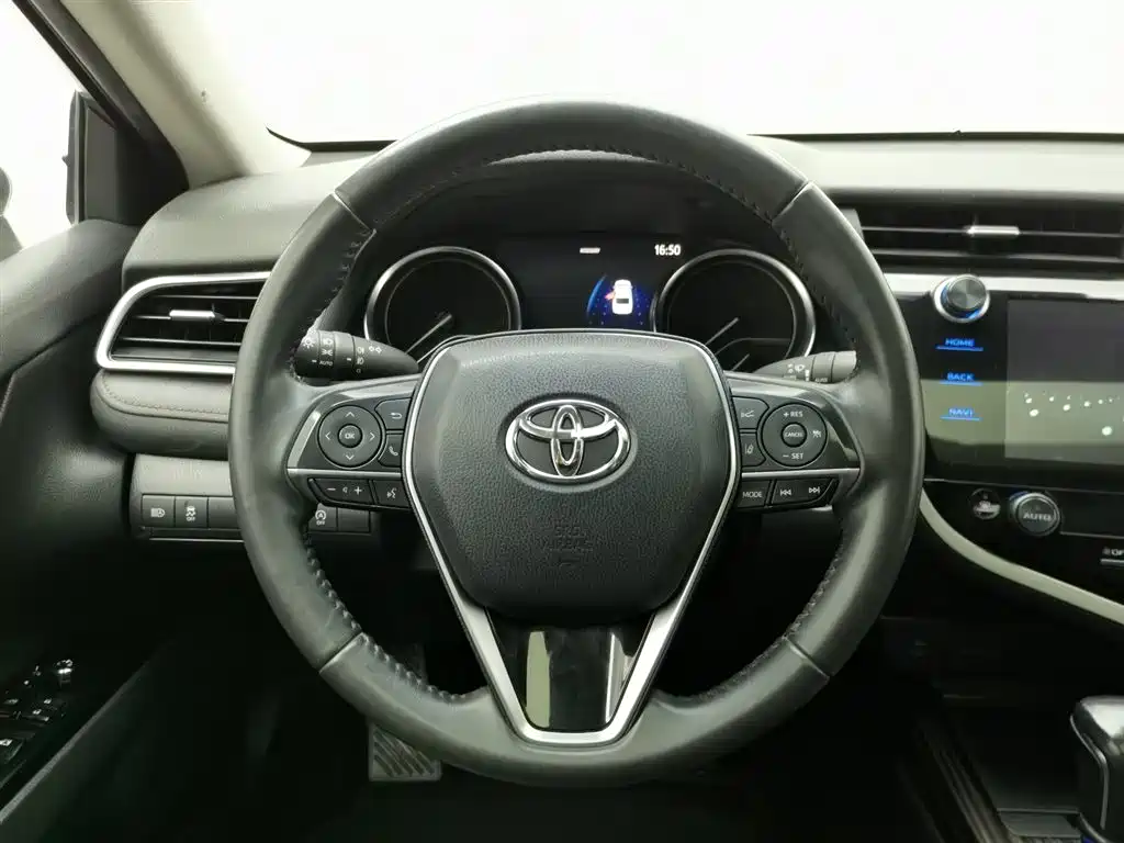 Toyota Camry 2020 — фото 11