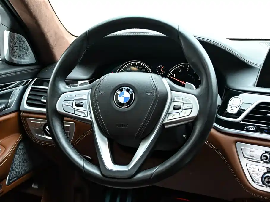 BMW 7 Series 2018 — фото 19