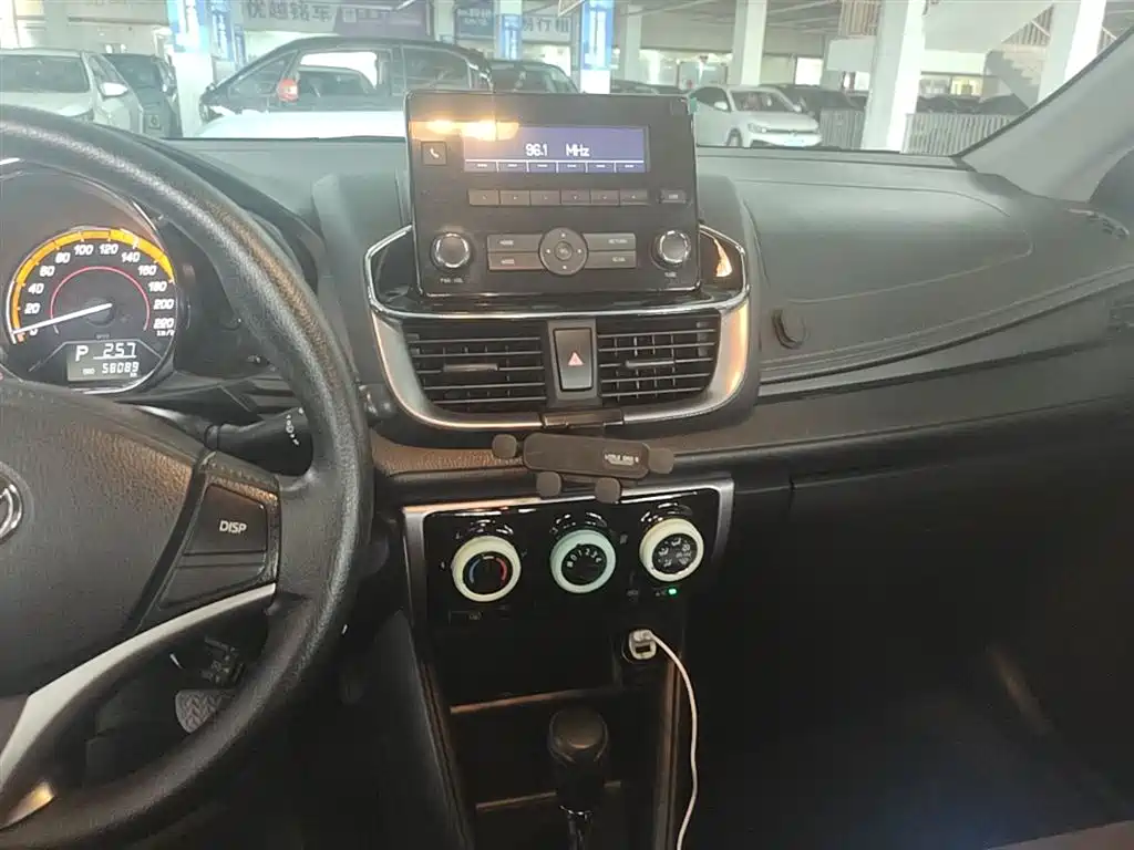 Toyota Yaris L 2022 — фото 13