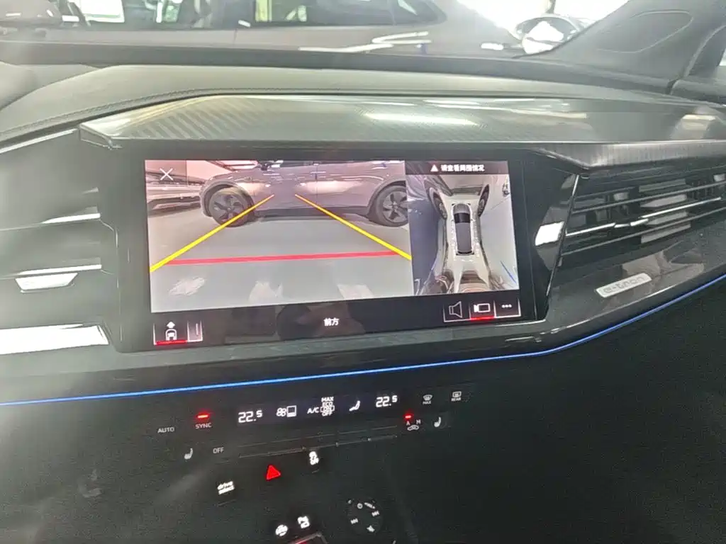 Audi Q4 e-tron 2023 — фото 13