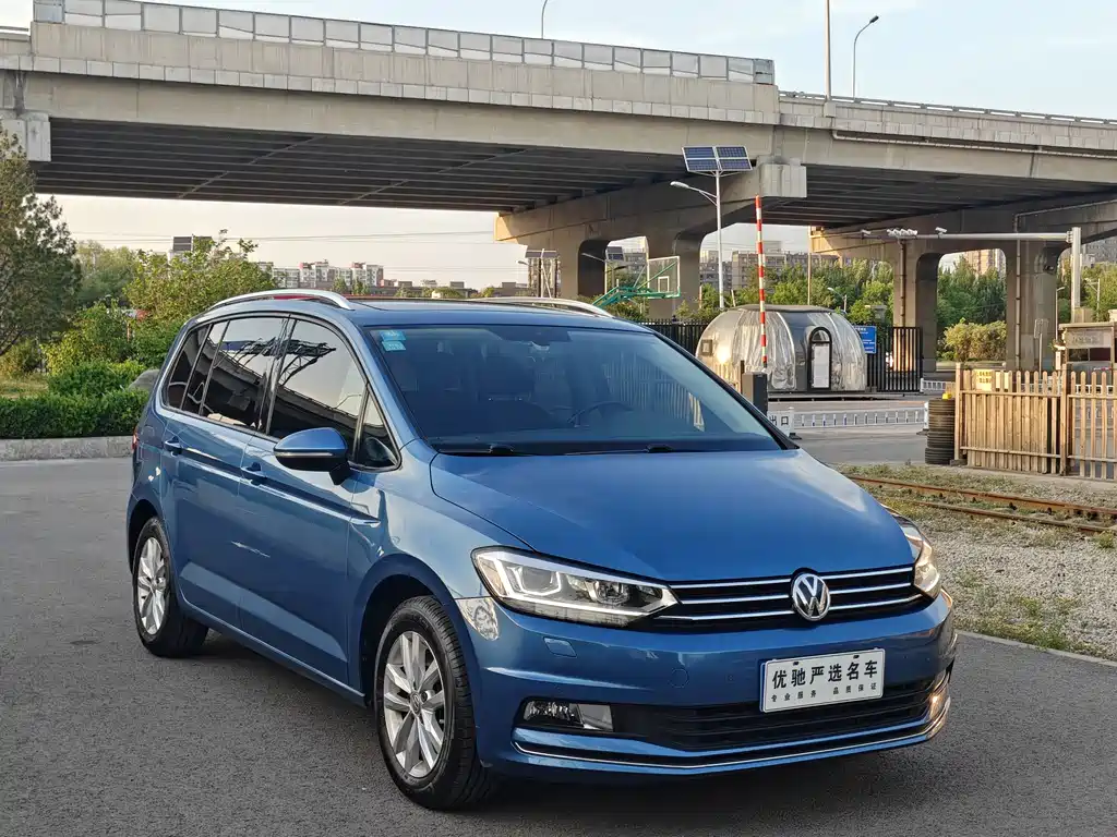 Volkswagen Touran 2017 — фото 3