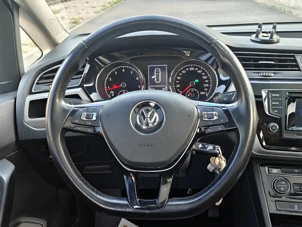 Volkswagen Touran 2017 — фото 16