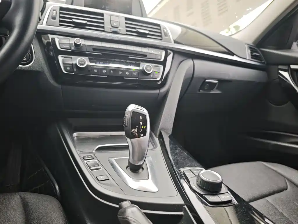 BMW 3 Series 2017 — фото 12