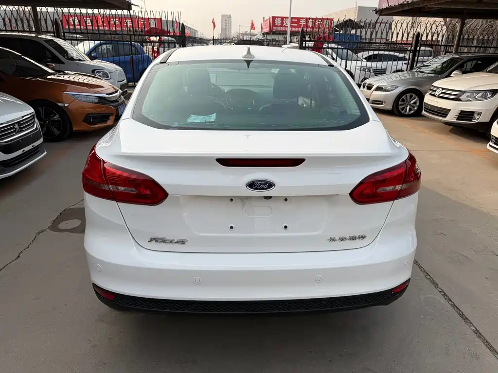 Ford Focus 2016 — фото 11