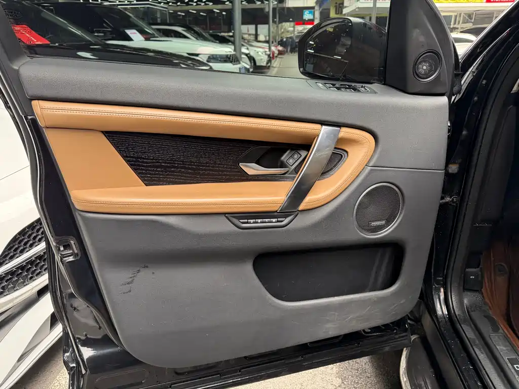 Land Rover Discovery Sport 2023 — фото 11