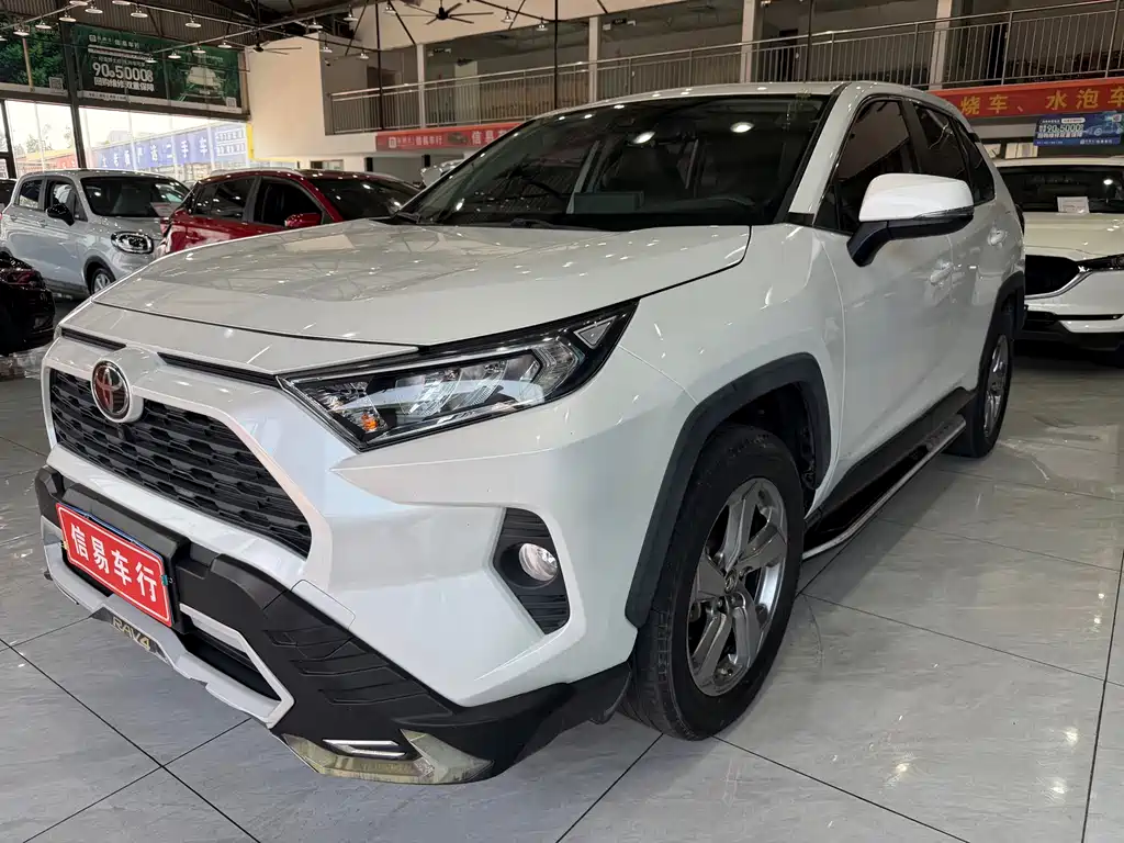 Toyota RAV4 2021 — фото 1