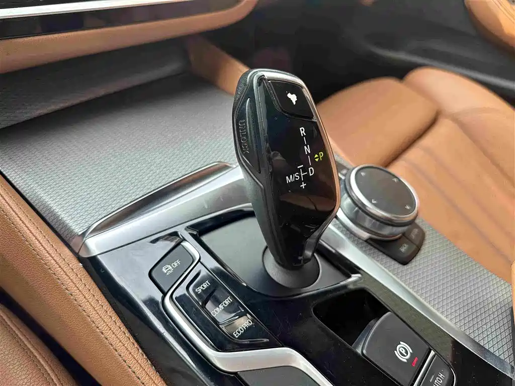 BMW 5 Series 2018 — фото 14