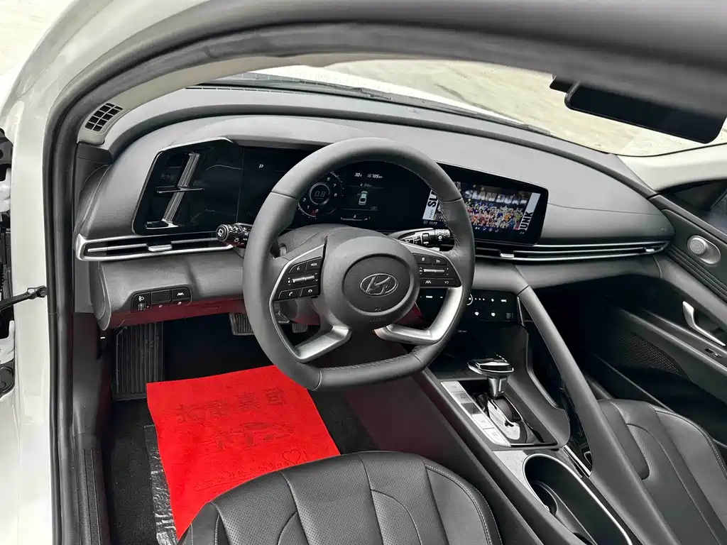 Hyundai Elantra 2023 — фото 12