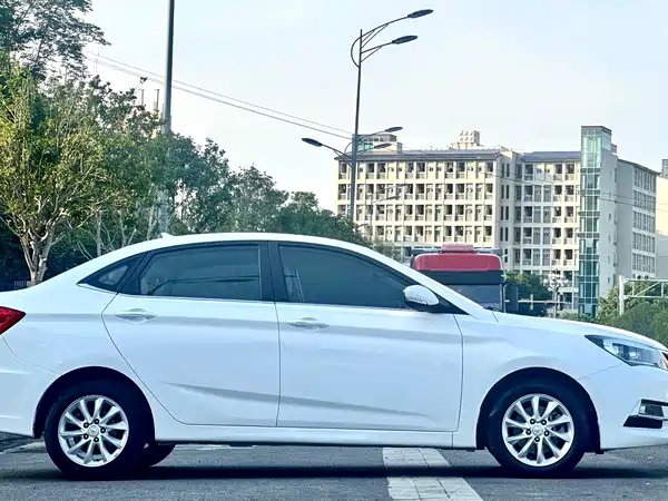 Changan Yuexiang V7 2015