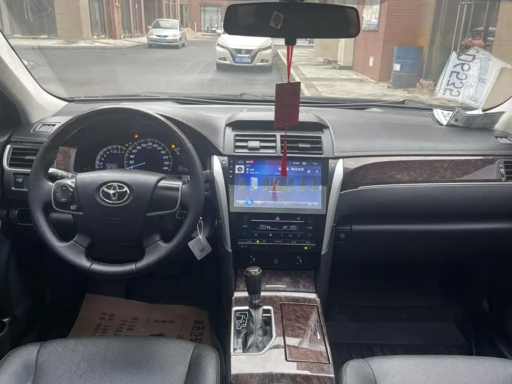 Toyota Camry 2017 — фото 12