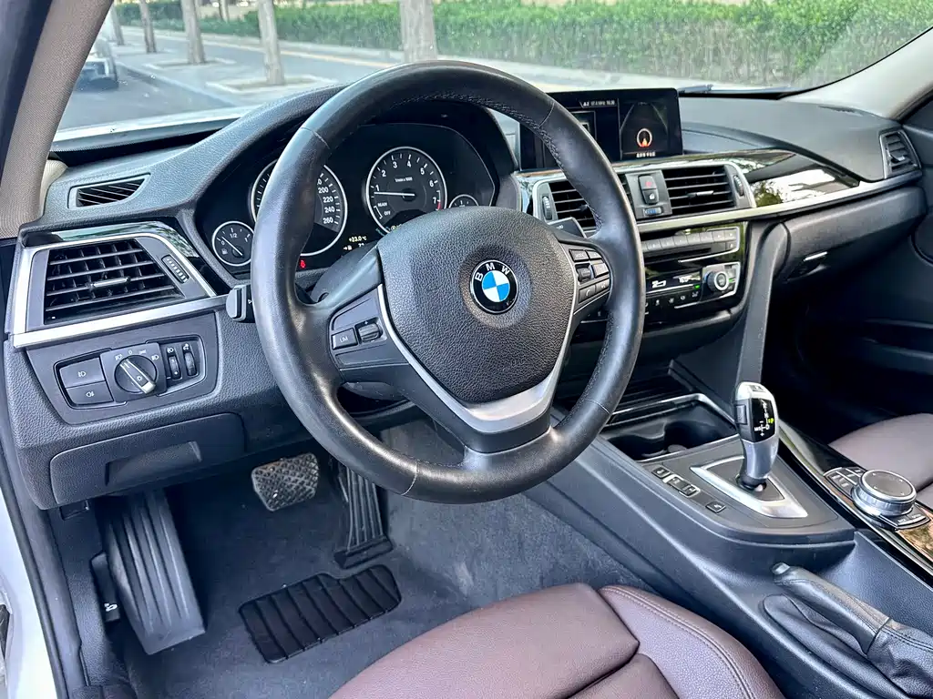 BMW 3 Series 2019 — фото 9