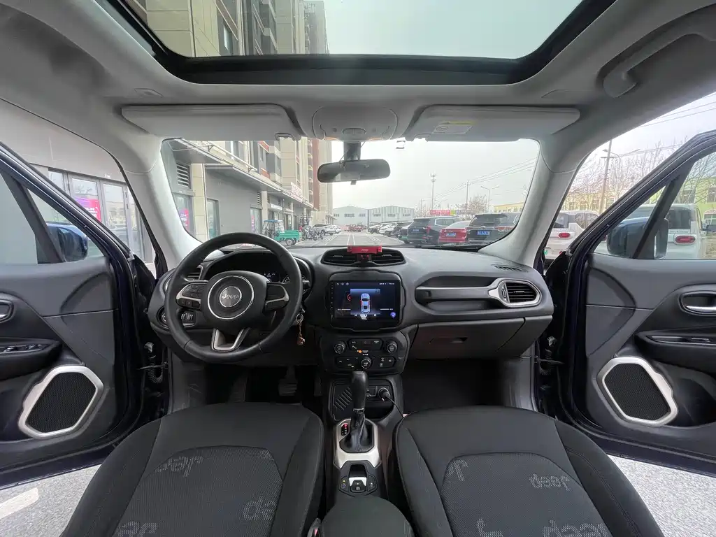 Jeep Renegade 2018 — фото 9