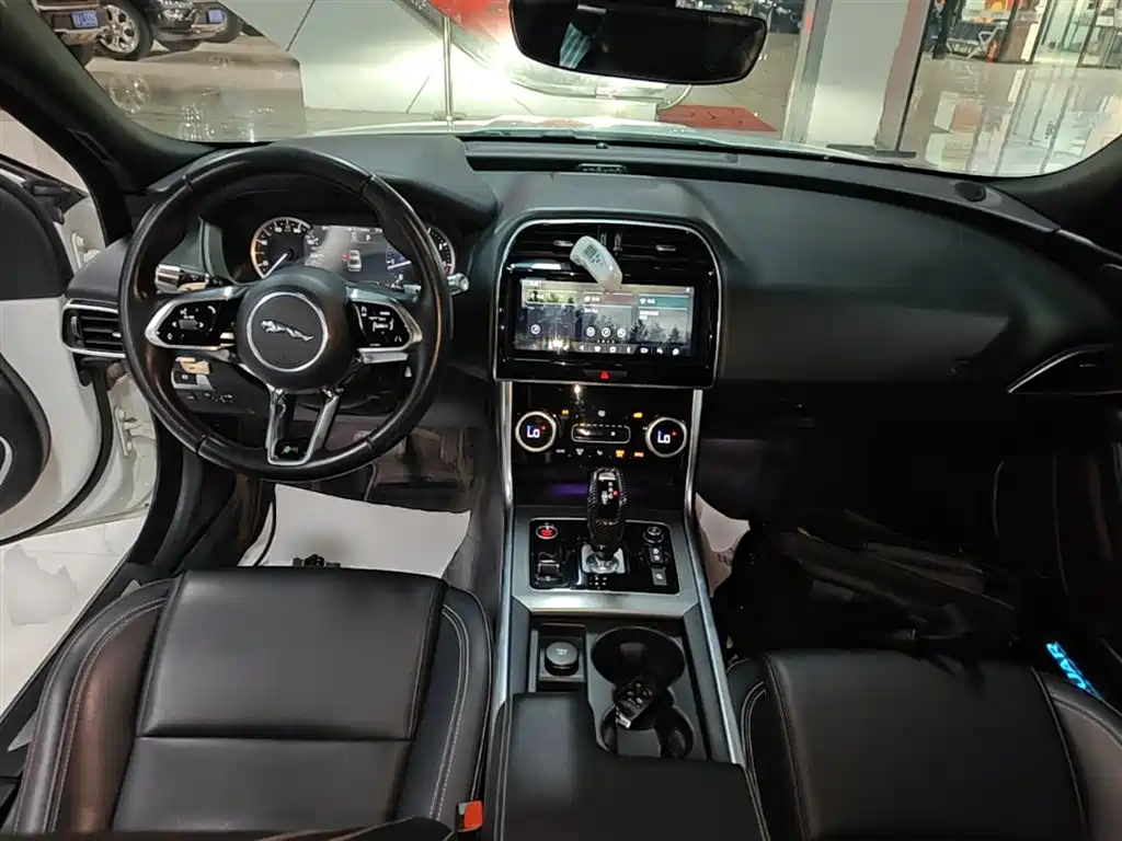 Jaguar XEL 2020 — фото 10