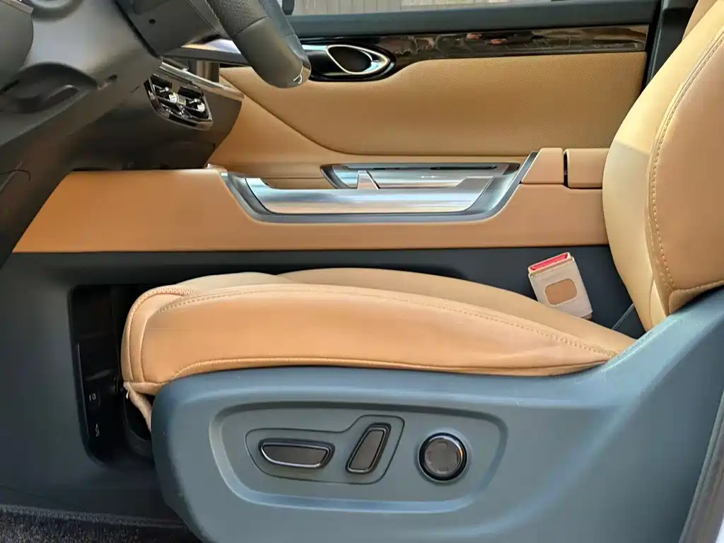 GAC Motor E8 PHEV 2025 — фото 16