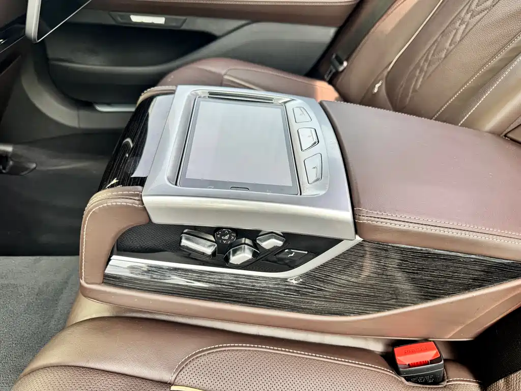 BMW 7 Series 2018 — фото 9