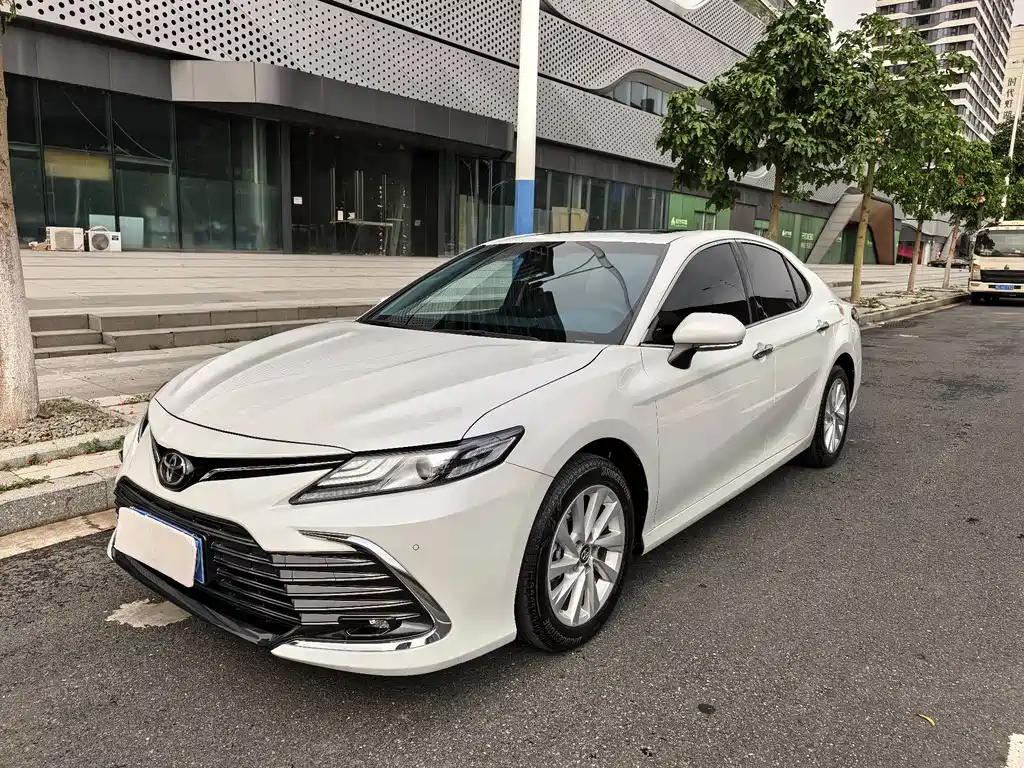 Toyota Camry 2023 — фото 1