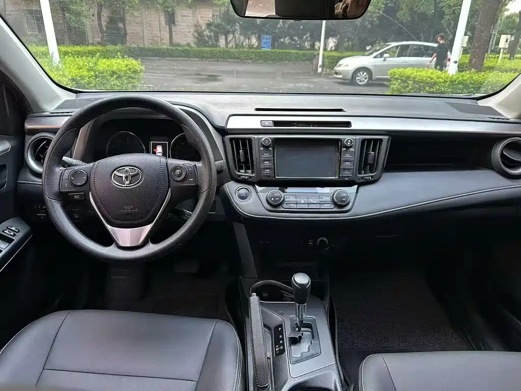 Toyota RAV4 2019 — фото 9