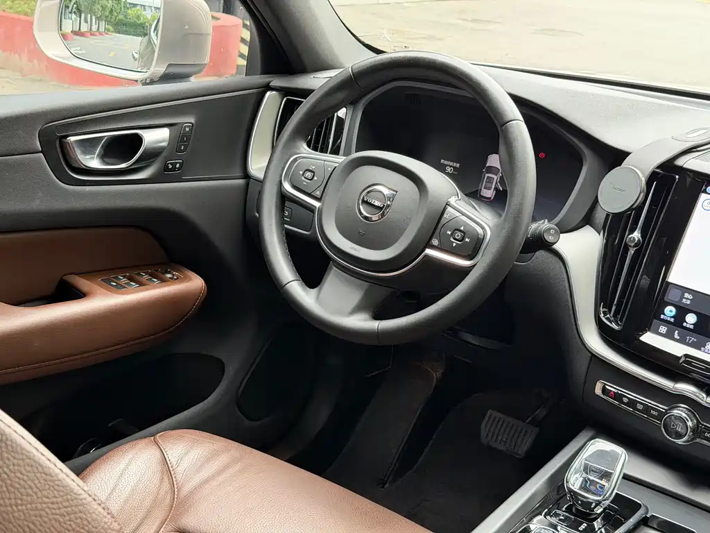 Volvo XC60 2022 — фото 12