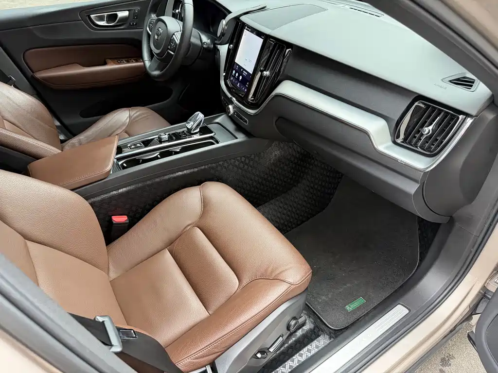 Volvo XC60 2022 — фото 13