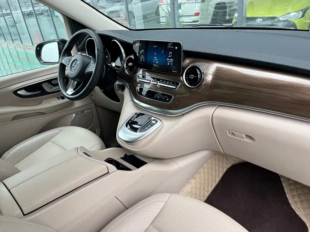 Mercedes-Benz V-Class 2022 — фото 15