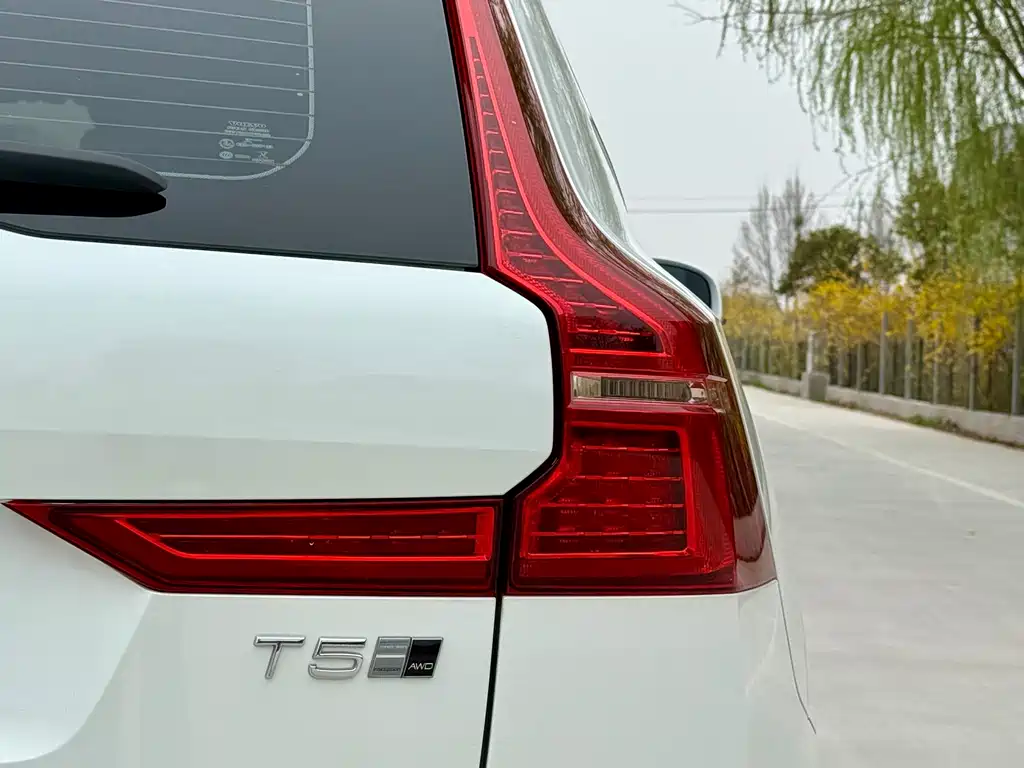 Volvo XC60 2019 — фото 11