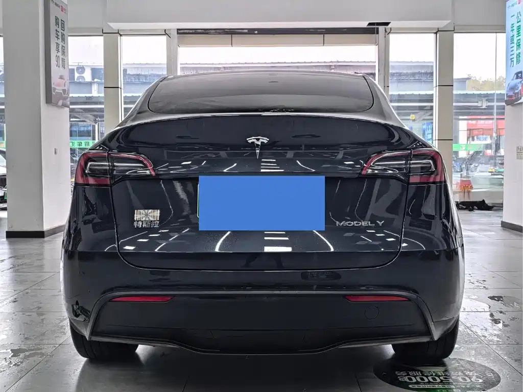 Tesla Model Y 2025 — фото 11