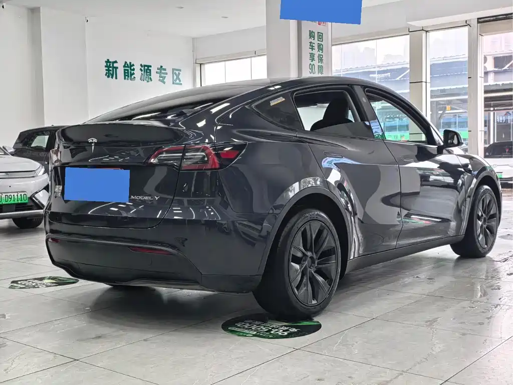 Tesla Model Y 2025 — фото 10