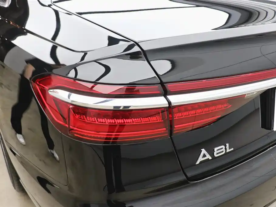 Audi A8 2018 — фото 29