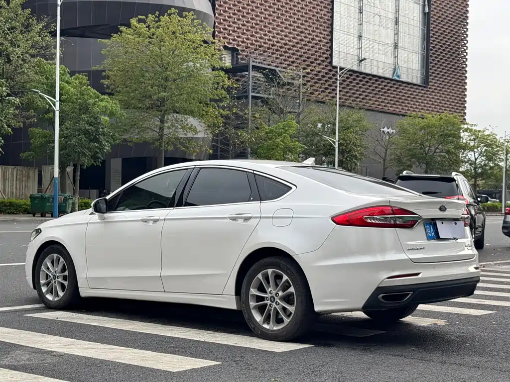 Ford Mondeo 2019 — фото 28