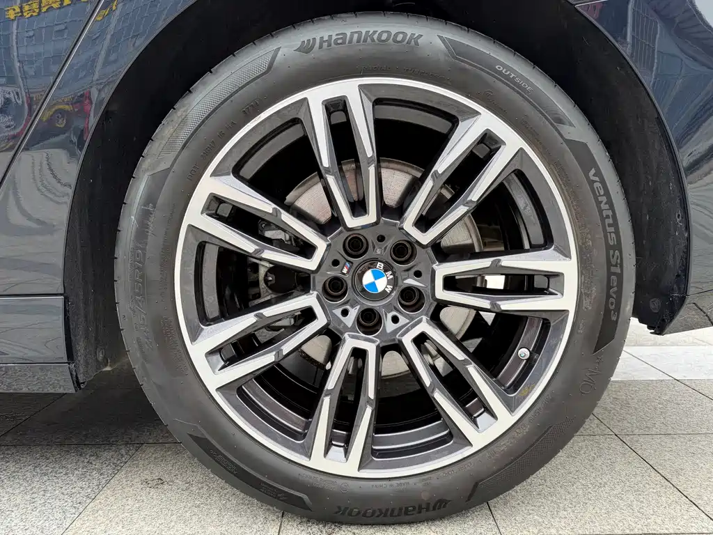BMW 5 Series 2025 — фото 12